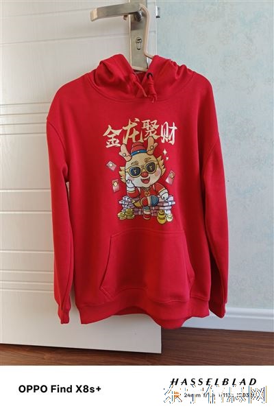 服装有全新的，有穿过几次的。